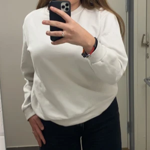Tröja - Säljer denna sköna tröja för den inte kommer till användning, passar till allt ❤️