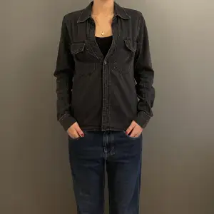 Jeansskjorta från Garin Wester - storlek 36/s - jätte fint skick - Jag är 171cm lång - vid frågor eller funderingar är det bara att skriva!