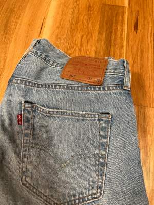 Snygga levi 501 jeans. Skick 7/10.  Storlek: 32/32 men uppsydda, så lite kortare (jättelätt att ta bort).