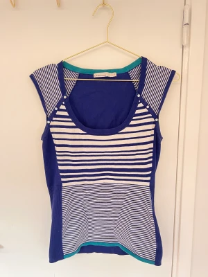 Topp - Topp från Karen Millen med ränder och knappar. 