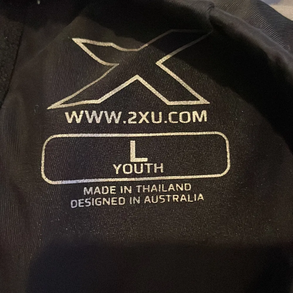 2xu tights storlek barn L, helt okej skick, ny pris ungefär 550kr, säljer då de inte används🤍. Jeans & Byxor.