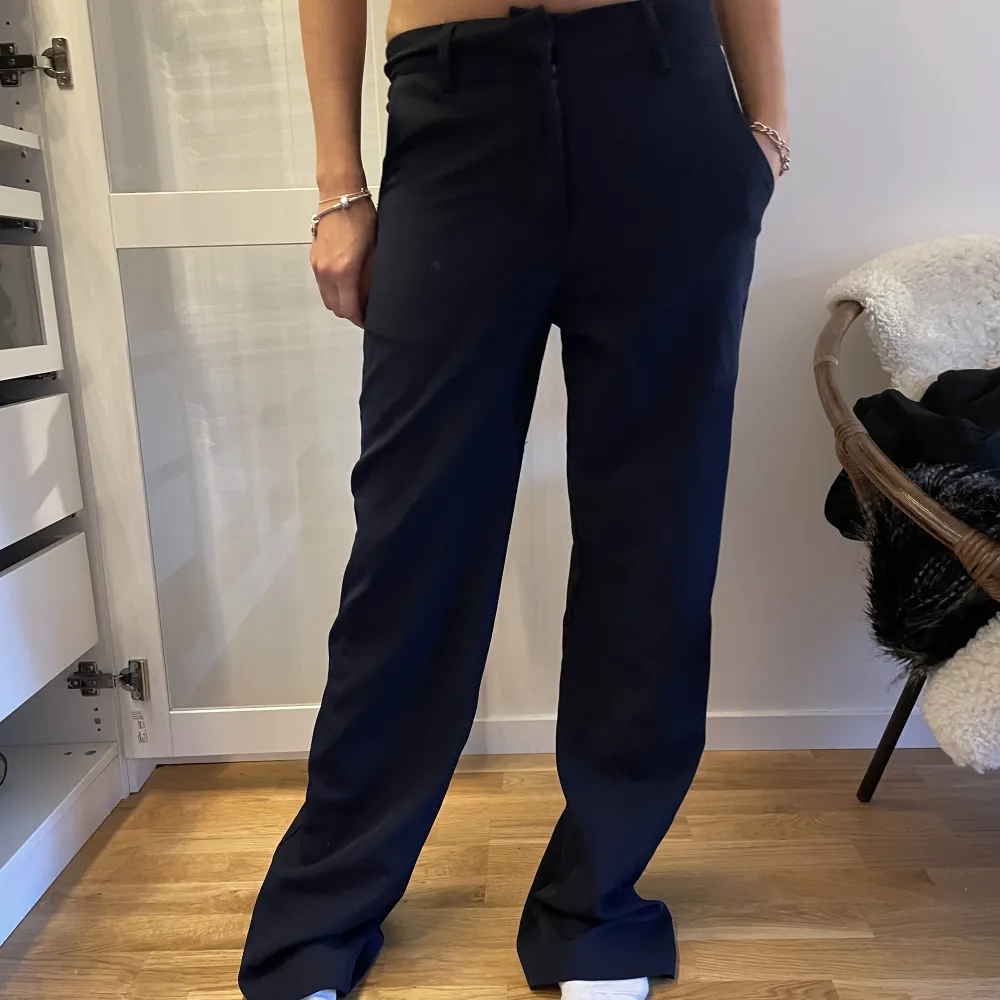 Supersnygga marinblå kostymbyxor från madlady👖. Jeans & Byxor.