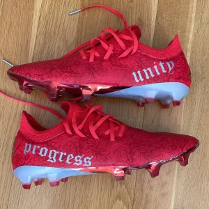 Fotbollskor  - New balance furun v7, jätte bra skick bara använt 2 gånger, säljer pga för små, stl 42, bytte går också