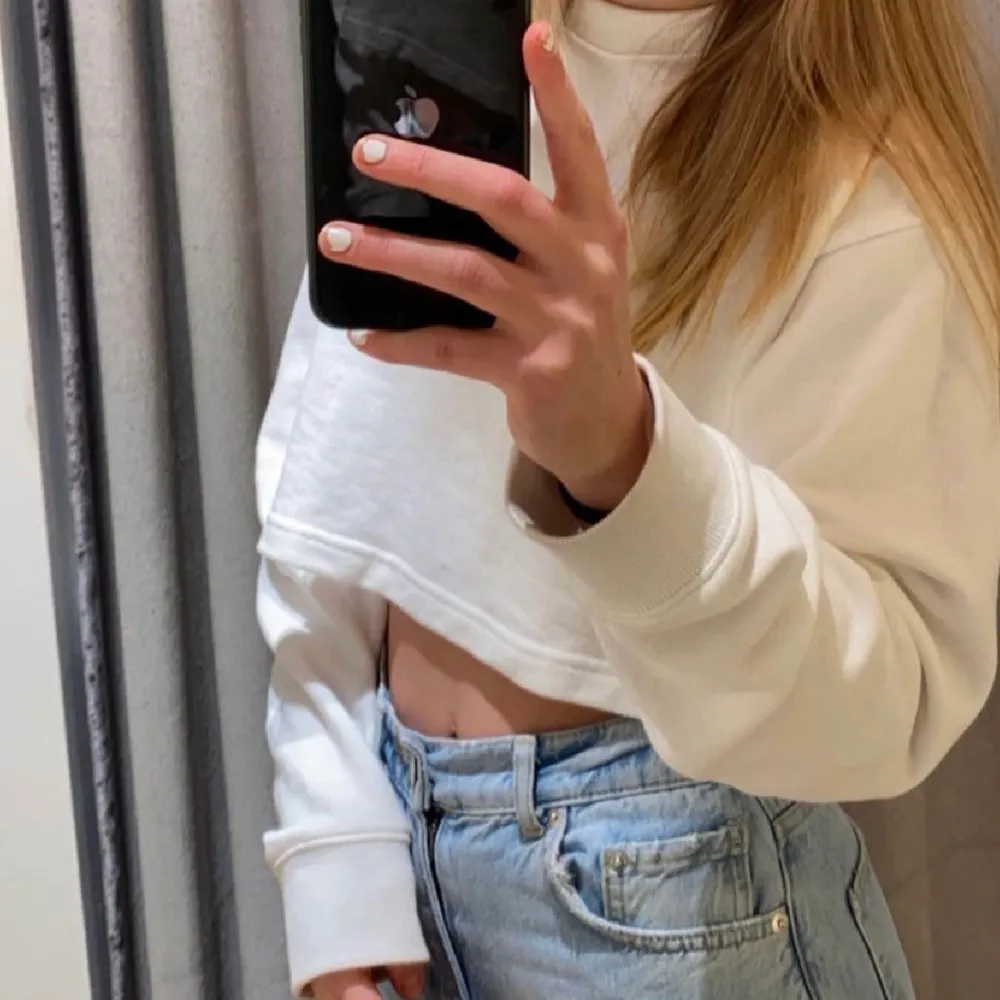 Vit sweatshirt från Missguided i storlek 32. För fler bilder eller frågor skicka till mig (pris kan diskuteras). Toppar.