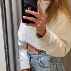 Vit sweatshirt från Missguided i storlek 32. För fler bilder eller frågor skicka till mig (pris kan diskuteras)