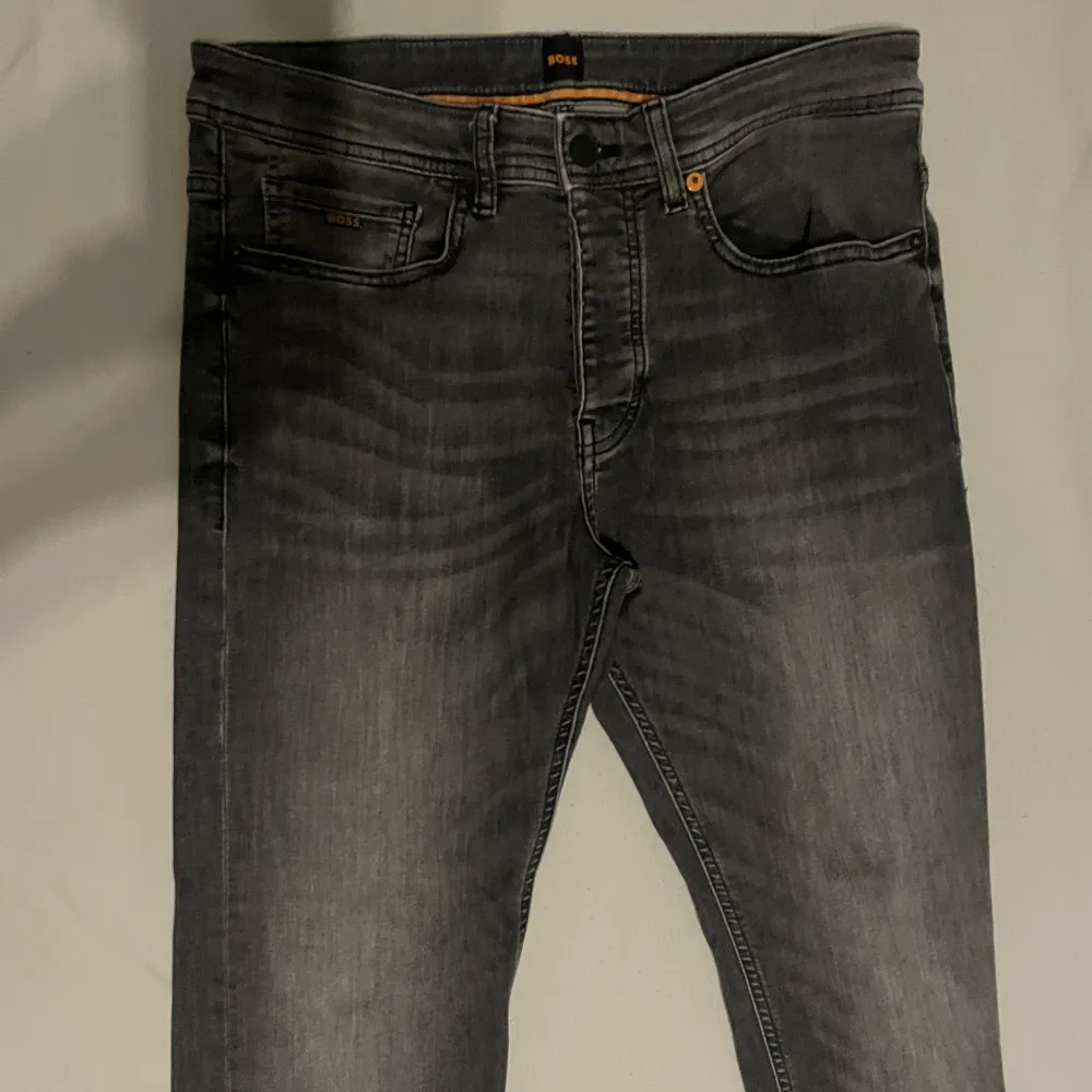 Säljer mina Boss jeans då jag inte kan använda längre pga storleken.  Storlek 31. Pris: 500kr (Slutsåld produkt från boozt) Frakt och kvitto ingår men priset varieras beroende på vikten och distansen). Jeans & Byxor.