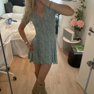 söt klänning - grön blommig klänning från Pull & Bear, knappt använd, fint skick! Super fin till sommaren nu💕 Möts i Sthlm eller postar✨använd gärna köp nu!