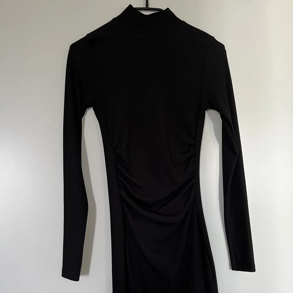 Mini black dress from pull&bear, size S , worn once. Klänningar.