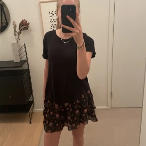 Minikjol - Gullig volangblus ifrån Sophie Schnor!💓