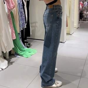 Stora jeans från Ginatricot. Köpte för 600, använda 2 ggr. Har för många jeans