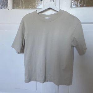 T-shirt - säljer en jättefin t-shirt i god kvalitet. ÄLSKAR MATERIALT eftersom det inte är vanligt t-shirt material, de är tjockare och det lägger sig bättre när man har på sig den. nyskick. strl xs. köpt på gina. säljer pga för liten!! 