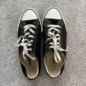 Low Converse - Låga svarta converse skor som är för stora för mig. De har lite fläckar på sig men det bör inte vara ett problem att kunna få bort:)