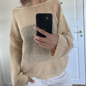 Stickad tröja  - Stickad tröja i nyskick. Storlek S men sitter oversised. Frakt ingår ej i pris💕