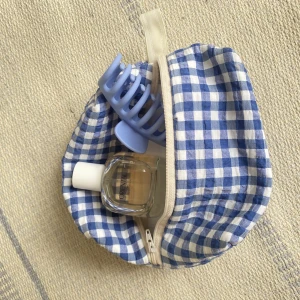 Neccesär - Necesär hemmasydd! Säljer pga ej används. Vattentåligt material invändigt💕kontakta för mer info och mått!🫶