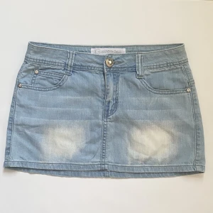 Jeanskjol  - Fin jeanskjol med detaljer på fickorna🌟🌟den är lite stretchig, midjemåttet är 75cm och längden är 26cm🌸