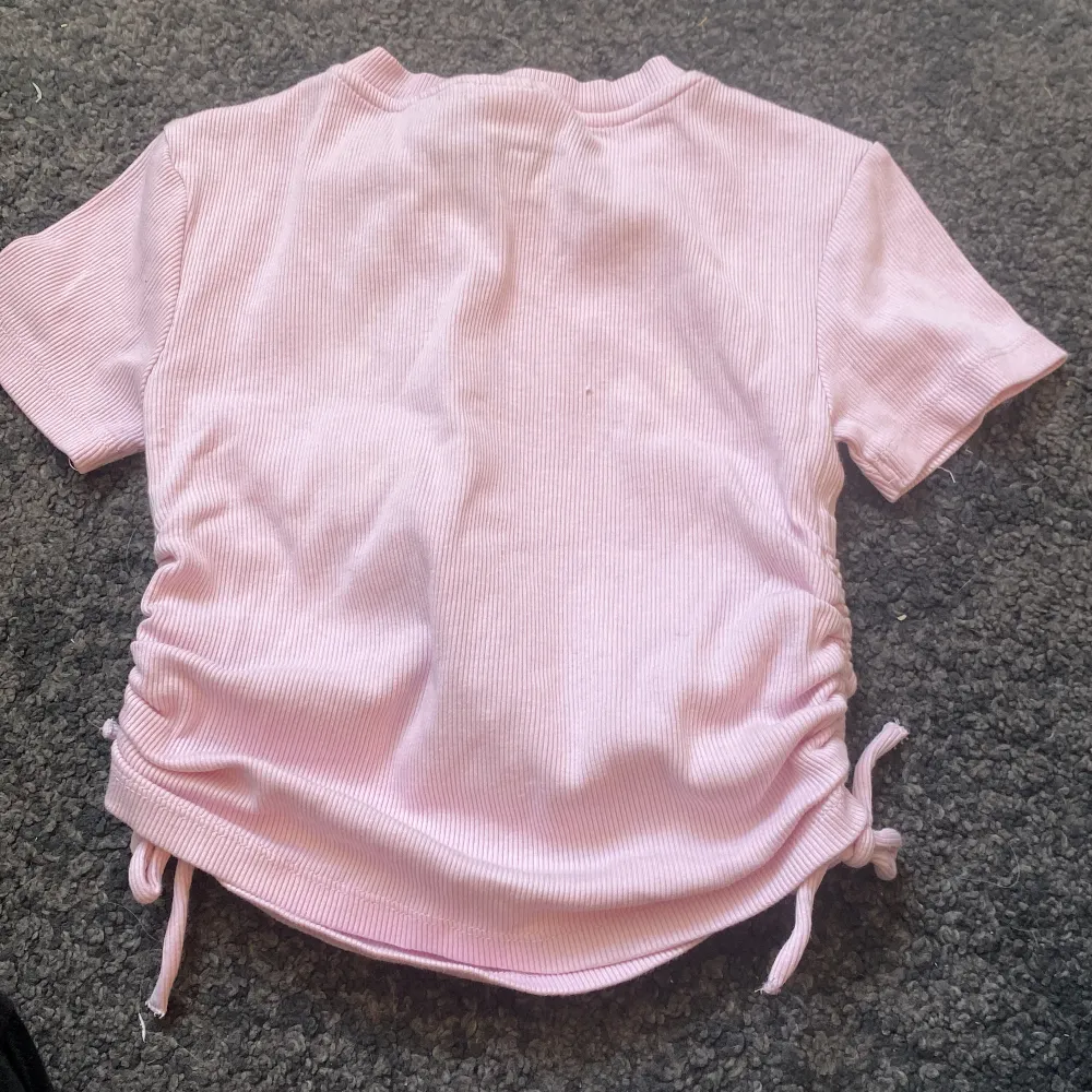 Basic rosa kortärmad som går att spänna in vid sidorna! Storlek 134/140. T-shirts.