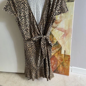 Omlott klänning  - Super snygg omlott klänning där du kan knyta vid midjan sitter så fint och är som ny. Passar mellan XS/S