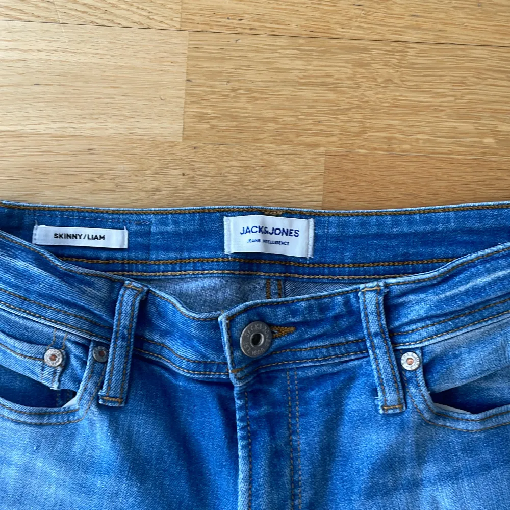 Ett par riktigt snygga skinny jeans i storlek 29/32 från Jack&Jones.  Knappt använda!  Pris går att diskuteras vid snabb affär.. Jeans & Byxor.