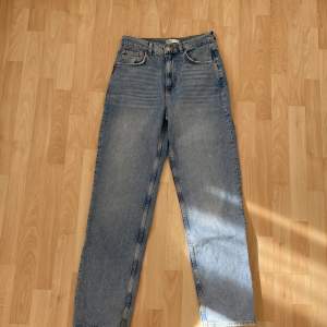 Dessa jeans har en medelhög midja och är i en rak modell. Säljer då de blivit för små för mig 💕Man kan känna på jeansen att de har använts, men inget man tänker på när man ser plagget! 