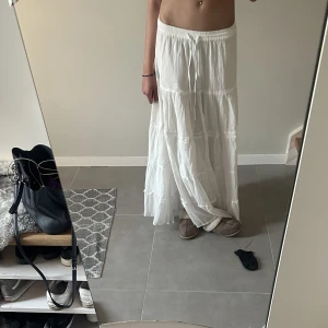 Lång kjol - Sommar kjol från zalando, säljer billigt  pågrund av ett låg som är lätt att laga! 