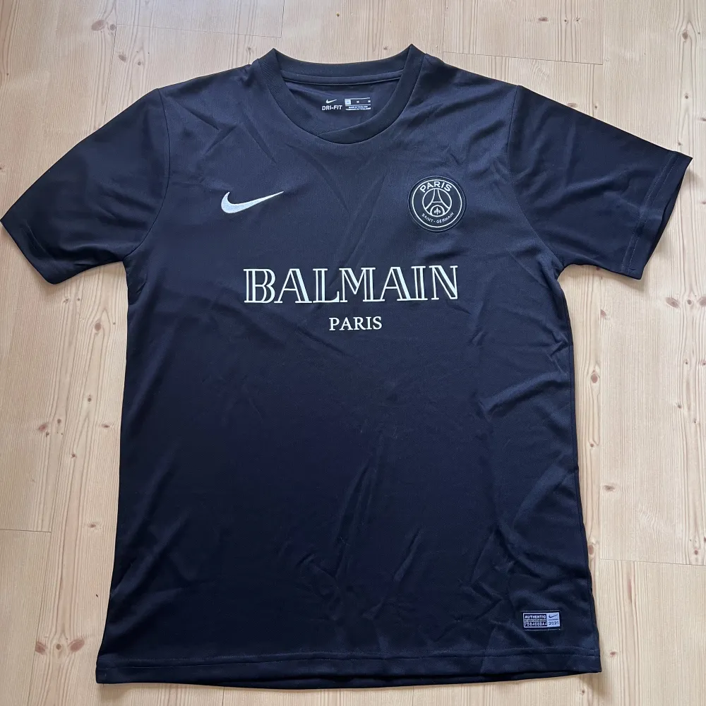 Balmain X PSG Fotbollströja perfekt inför sommaren, kontakta för mer bilder. Aldrig använd och inga defekter. Skjortor.
