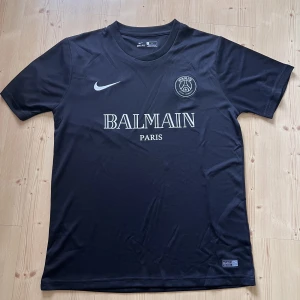 Balmain X PSG Jersey / Fotbollströja - Balmain X PSG Fotbollströja perfekt inför sommaren, kontakta för mer bilder. Aldrig använd och inga defekter