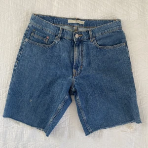 Jorts - Jeansshorts från Mango i storlek 40. Köpta från Sellpy, ej tvättade. Liten fläck på höger ben som kanske går bort i tvätt.