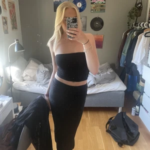 Svart långkjol 🤟🏼 - Jättefin svart långkjol med liten slut på båda sidorna av kjolen! Bra skick! 🫶🏼