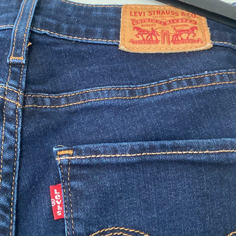  Levis 711 highrise 24 jeans, stretchiga och i nyskick. Inköpspris 1250 kr.. Jeans & Byxor.