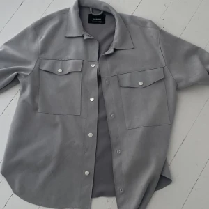 Grå jacka - En grå kappa/ jacka som är perfekt till sommaren eller hösten 