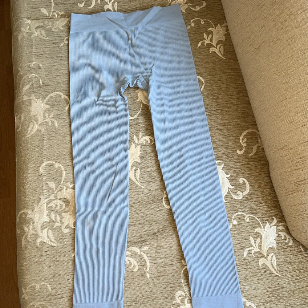 Tränings tights, i gott skick, strechigt material. Färgen är blå/grå. Jeans & Byxor.