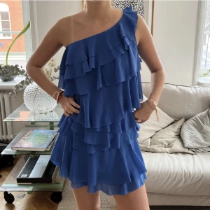 Klänning  - Säljer en jättefin blå volang klänning!! Perfekt till sommaren💙💙