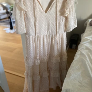 Sommar klänning  - Säljer min fina sommarklänning som jag aldrig har använt, då det inte är min still, lapp finns kvar💖sitter bra och fint på kroppen, passar hela sommaren!( köparen står för frakt)