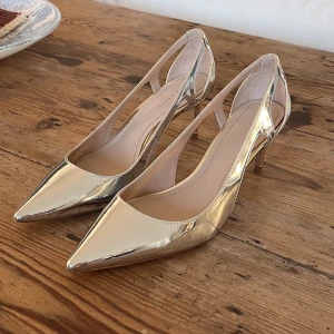 Klackar - Jättefina klackar i silver och svag guld vid hälen från Zara, storlek 39 💗säljer pga fel storlek