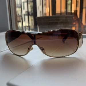 Solglasögon  - Coola!! Små rispor precis vid näsan som knappt syns❤️