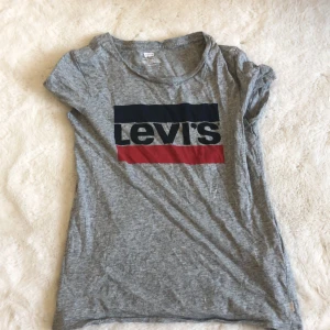 Grå Levis tröja  - En jätte fin tröja i väldigt bra skick som kan användas i alla tillfällen, passar med nästan allt.✌️💕