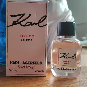 Helt ny parfym från Karl Lagerfeld, doftar friskt och blommigt. 60 ml 