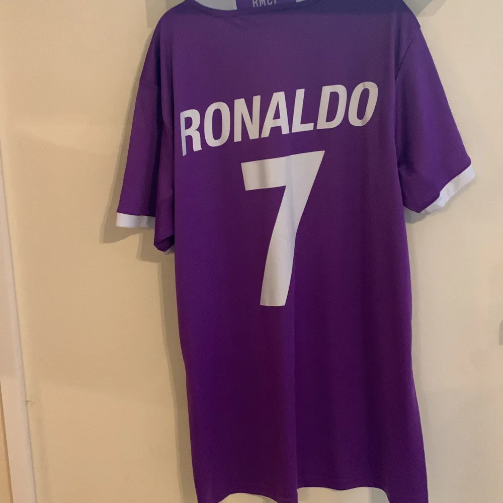 Säljer min Real Madrid 2017/18 tröja med Ronaldo på ryggen. Tröjan är i väldigt gott skick. Skjortor.