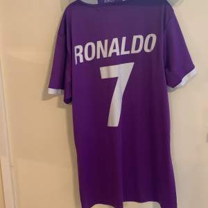 Säljer min Real Madrid 2017/18 tröja med Ronaldo på ryggen. Tröjan är i väldigt gott skick