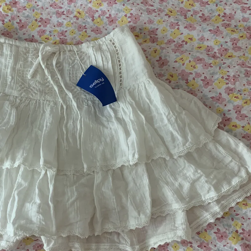 väärldens sötaste vita kjol från Pull & bear men köpt på Sellpy! Superbra skick fick hem den idag men var för kort för mig som är 175 cm tyvärr. Så säljer därför vidare! Nu är den lite skrynklig men man kan stryka. Inbyggda shorts!! ❤️❤️❤️KÖP DIREKT FÖR 300 . Kjolar.