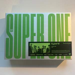 superm super one album inclusions på bild två (ten postcard + group postcard + 2 photobooks)