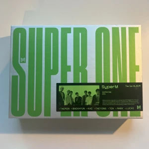superm album  - superm super one album inclusions på bild två (ten postcard + group postcard + 2 photobooks)