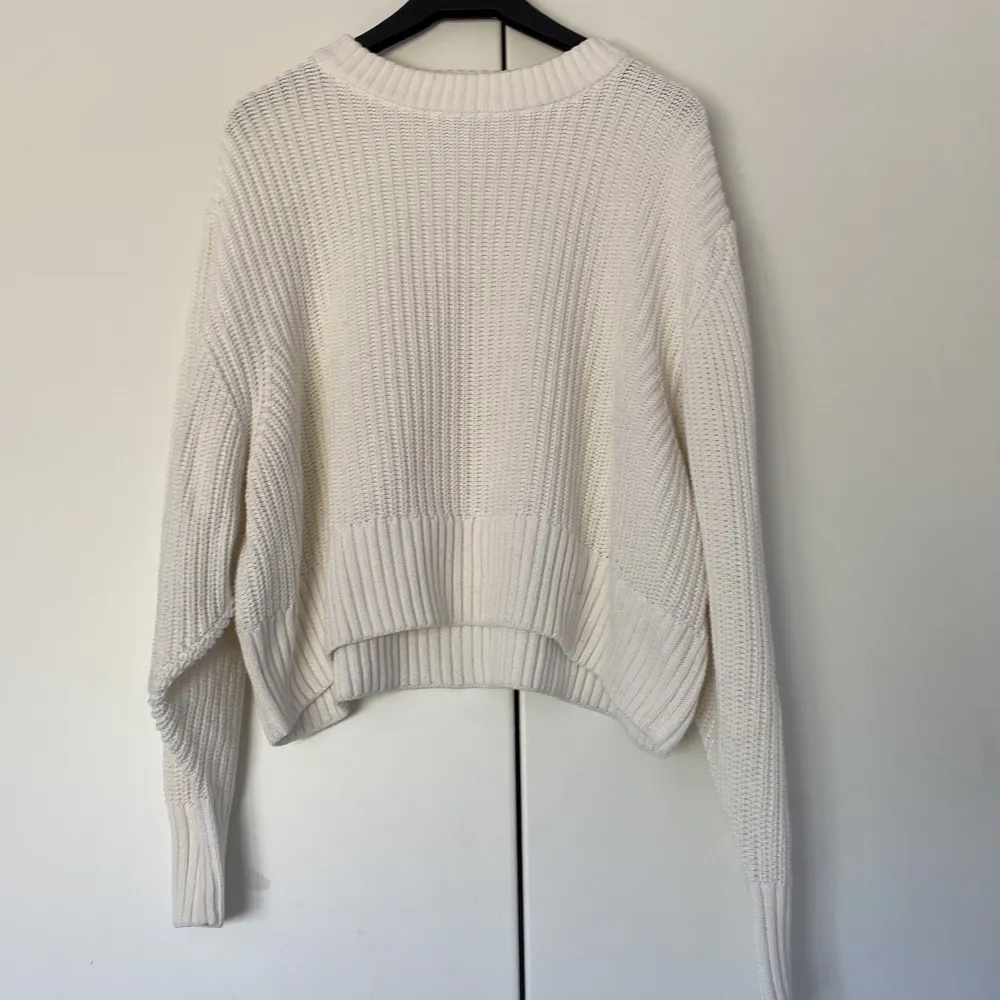 Stickad tröja från Monki i superkvalitet, var min wardrobe-staple i typ tre år och är fortfarande i perfekt skick💫kortare modell som passar perfekt till kjol eller över en klänning, fina ballongärmar med lång mudd🌸🌸. Tröjor & Koftor.