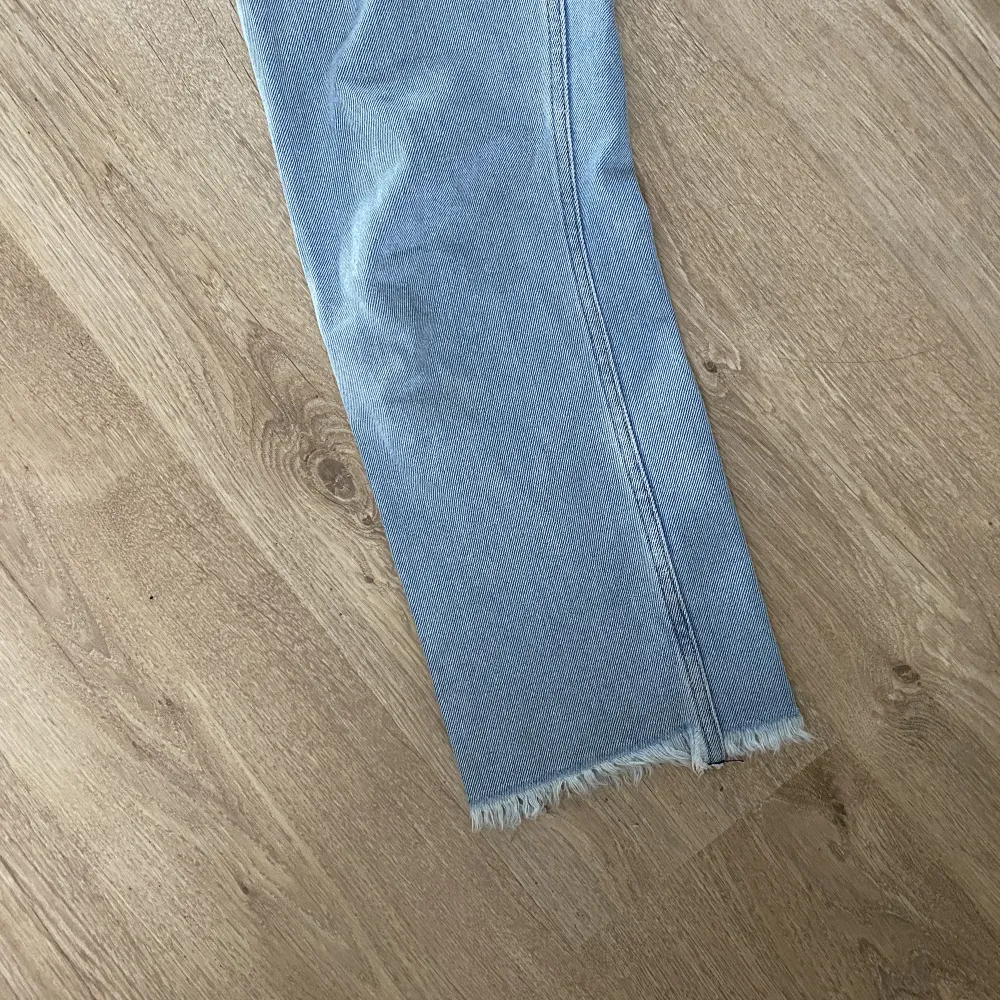 Jätte fina jeans från NAKD. Fina detaljer i slutet av benen. 😍dem är som nya. 250kr+frakt. Jeans & Byxor.