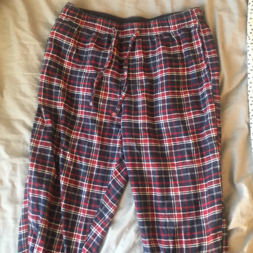 Soft (non-stretchy) fabric with a classic pajamas pattern. In great condition. . Jeans & Byxor.