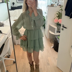 Zara klänning - helt ny Zara klänning med lappar kvar, aldrig använd! Köpt förra sommaren så går inte att köpa längre tror jag. Storlek Xs men passar också S!💕 Nypris 399kr. Använd gärna köp nu! Gratis frakt☺️