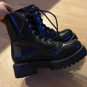 Kängor - Skitsnygga kängor som tyvärr inte kommit till användning. Köpta för längesen på Monki.  Otroligt häftiga till en snygg kjol 😍 Storlek 36