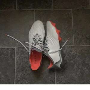 Fotbollsskor  - Använda ett fåtal gånger. Helt nya typ. Inga fel på dom. 10/10 kvalite. Sköna. Storleken är 44 1/2 så passar båda 45 o 44