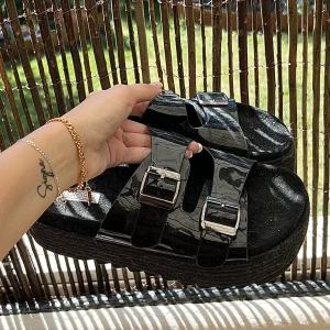 Oanvända tofflor - Oanvända tofflor från Nelly i strl 39! Birkenstock vibes❤️ använd gärna köp nu!🤍fri frakt🥳