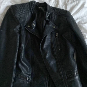 Jacka - En skinnjacka från only, i nyskick pga andvändts ca 1 gång köpt för 350 sek ❤️